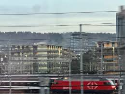 Feuer bei Sugus-Haus in Zürich – Polizeieinsatz läuft