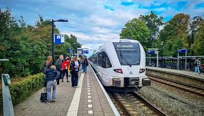 Reizen op Koningsdag: extra treinen en nachtbussen en een verbod op alcohol