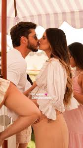 Camila Queiroz mostra barriga de oito meses de gravidez em chá de bebê