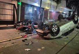 En el barrio porteño de Villa Crespo, un auto perdió el control, chocó contra una fila de motos estacionadas y terminó volcado