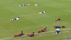 Enxame de abelhas invade estádio na Bahia e provoca interrupção em jogo de futebol sub-20