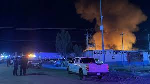 Arde fábrica de tarimas al norte de la ciudad; reportan dos personas lesionadas