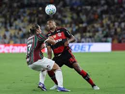 Alex Sandro returns from thigh injury to start for Flamengo against Fluminense