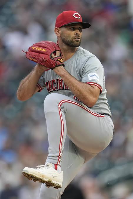 Friedl and Martinez lead Reds to 11-1 rout of struggling Twins