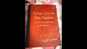 Resultado de imagem para antigo e gigante livro de sao cipriano capa preta