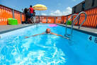 Faire une piscine dans un container