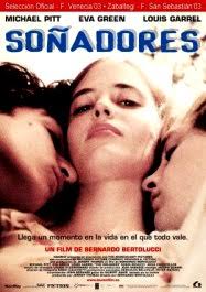 Dos hermanos franceses, Isabelle (Eva Green) y Theo (Louis Gardel), se quedan solos en su casa tras la marcha de sus padres de vacaciones. - sonadorescartel