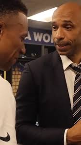 Thierry Henry célèbre avec Mbappé après la victoire face au Maroc