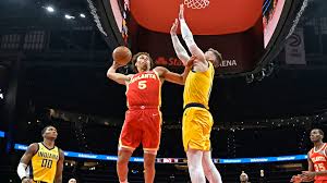 Jaxson Hayes goes between the legs on the breakaway slam!