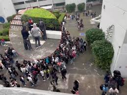 Amenazan jóvenes encapuchados con tomar Preparatoria 1, exigen a directivos atención a sus demandas