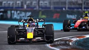 Verstappen en Hamilton raken elkaar bij zinderende start in Miami