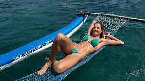 Deborah Secco posa de biquini em Fernando de Noronha (PE)