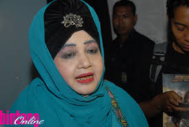 ... contoh Olga Syahputra mempunyai benjolan dibagian leher dan sekarang sudah sembuh berkat tangan Umi Zubaidah. Foto: Hamzah Benoti/Bintang Online - fbc3d4c4abfe1bc0d4503662af69a1a8