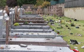 Des dégradations « violentes » au cimetière de Morlaàs, le suspect de 23 ans hospitalisé en psychiatrie