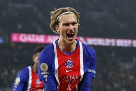 Z’n tweede goal al op vijf dagen tijd: ontketende Mika Godts opnieuw trefzeker voor PSG op bezoek bij rode lantaarn