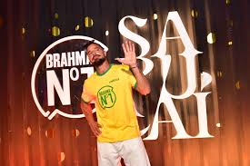 Celebridades internacionais curtem o desfile na Sapucaí; veja FOTOS