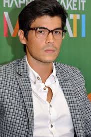Cosmo.ph got to chat with food blogger and Esquire Philippines food and drinks editor Erwan Heussaff--who also happens to be Solenn Heussaff&#39;s ... - erwan-heussaffmain