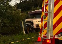 Carro é esmagado por caminhão e jovens morrem após batida frontal na BR-163 em SC