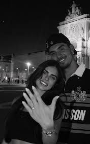 Isabella Arantes comunica noivado com Gabriel Medina