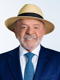 MP Eleitoral não vê irregularidade em foto de Lula com chapéu na urna