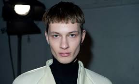 Rick Owens: Hairstylist Luigi Morenu gave boys a sharp, monk-like cut - a grooming look which slotted in perfectly with make-up maestro Lucia Peroni&#39;s ... - 08_AW13-RickOwens