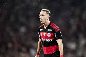 Léo Ortiz, do Flamengo, deixa o jogo contra o Coritiba no primeiro tempo