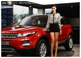 Risultati immagini per land rover evoque e girl