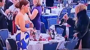 Tirs au dîner de la presse à Washington : la femme de la vidéo virale qui vole du champagne est-elle vraiment l’ambassadrice d’Ukraine ?