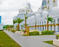 Gambar Taman Masjid Sheikh Zayed Solo dengan lanskap hijau