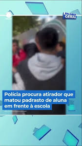 Polícia procura atirador que matou padrasto de aluna em frente à escola | #BalançoGeral #Shorts