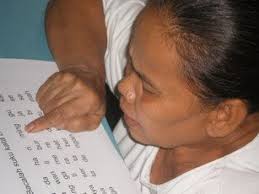 Pemerintah akan menekan angka buta huruf di Indonesia. Saat ini 8,5 juta masyarakat Indonesia masih mengalami buta huruf. 5,1 juta di antaranya adalah ... - buta-huruf