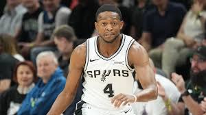 De'Aaron Fox injury update: Spurs star hobbles to locker room