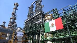 Vecinos denuncian derrame de hidrocarburo por presunta fuga en ducto de Pemex en Salina Cruz