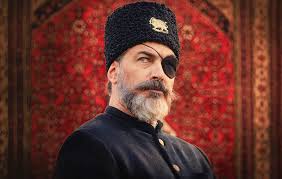 نقد قسمت اول سریال «سرخ و سیاه»؛ شروعی کم‌نقص برای یک عاشقانه تاریخی • دیجی‌کالا مگ