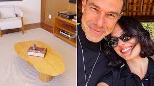 Sala de estar do apartamento de Isis Valverde e Marcus Buaiz tem obra de arte que representa a família