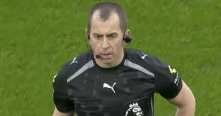 Tottenham vs Arsenal suddenly halted as referee calls over players in 'shambolic' scenes