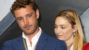 Beatrice Borromeo e Pierre Casiraghi innamorati coi figli e l’incidente dei pantaloni