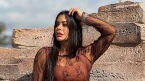 Larissa Riquelme apostó por la textura del otoño y la combinó con el color marrón de la temporada