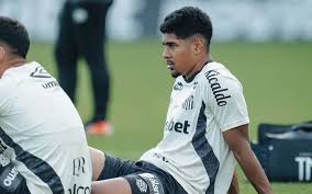 João Ananias se consolida na zaga e vira trunfo da defesa do Santos