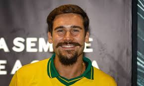 Nicolas Prattes faz maratona para acompanhar Sabrina Sato no carnaval