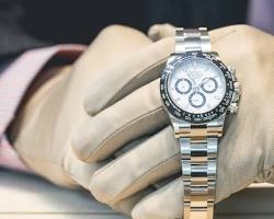 صورة ساعة رولكس تدور حول معصم شخص