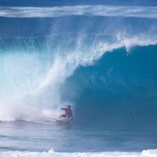 Ondas pesadas e domínio local marcam dia em Pipeline; brasileiro avança