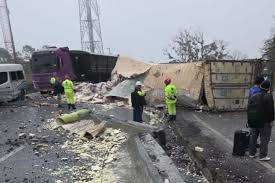 Carreta tomba e interdita BR-277 em Morretes