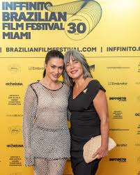 Gloria Pires é premiada em Miami: atriz usa vestido assimétrico ao lado da filha, Cleo
