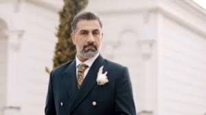 فیلم / نگاهی به چیدمان شاهانه و مجلل تالار عروسی محمد نادری و همسرش الناز خانوم / از کارت عروسی انگلیسی تا گل آرایی اروپایی و عکس مهمانان ویژه، مهران غفوریان و ..