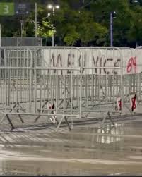 Torcedores do Fluminense decoram setor de visitantes do Maracanã com provocações ao Vasco