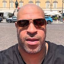 Mãe de Adriano Imperador toma golpe via IA, e ex-atleta reage: 'Vou atrás'