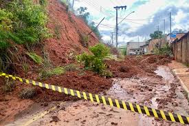 Mais chuvas em Juiz de Fora: Temporal deixa ruas alagadas e 15 pessoas resgatadas na cidade