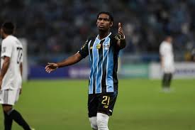 Com trocas na defesa e no ataque, Grêmio está escalado para enfrentar o Vitória