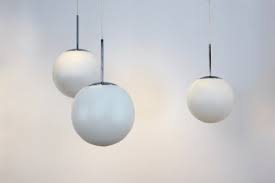 Suspension Bulle en Verre Opalin et Chrome par Wilhelm ...